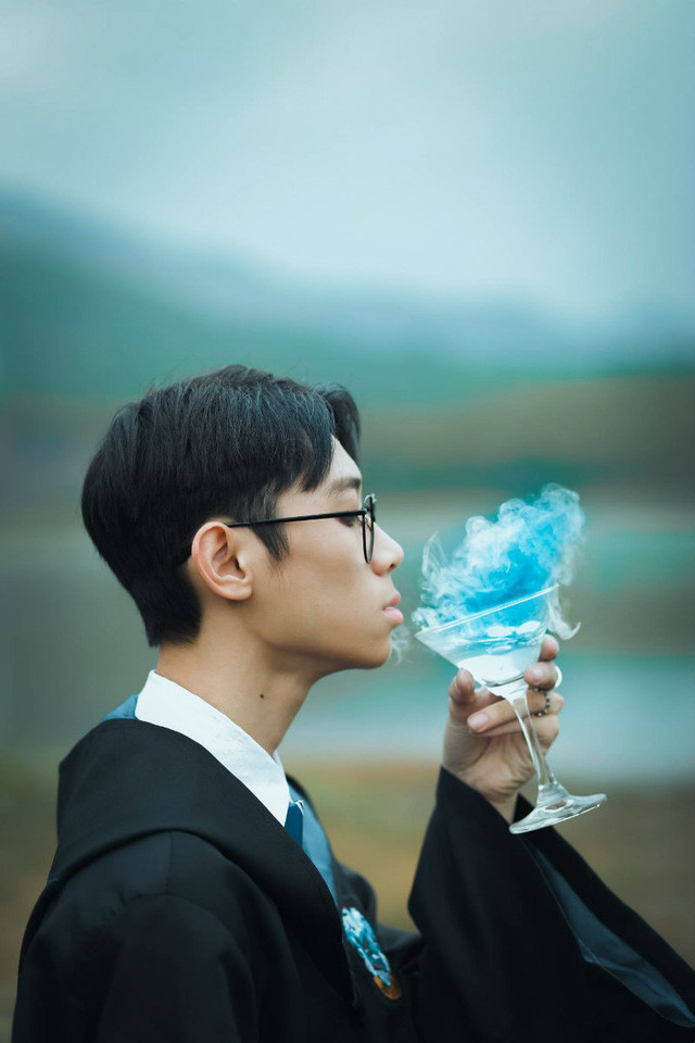 Theo nhiều ý kiến từ cư dân mạng bộ ảnh “chất lừ” mang yếu tố ma thuật trong truyện Harry Potter của teen Hải Phòng đã mang đến luồng gió mới cho phong cách ảnh kỷ yếu trong cộng đồng mạng Việt.