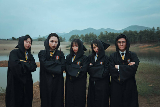 Bộ ảnh kỷ yếu theo phong cách Harry Potter là sản phẩm được sản xuất bởi học sinh trường THPT Ngô Quyền (Hải Phòng). Trong bộ ảnh này những góc hình ma thuật của các cô cậu của trường phù thủy Hogwarts được tái hiện.