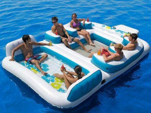 Nếu bạn thắc mắc một chiếc phao bơi như thế này có giá bao nhiêu thì xin thưa, giá gốc của chúng vô cùng rẻ. Mức giá giao động chỉ từ 10 USD (khoảng 227.000 đồng) đến 25 USD (khoảng 568.000 đồng) là bạn đã sở hữu một chiếc phao đẹp mê ly.