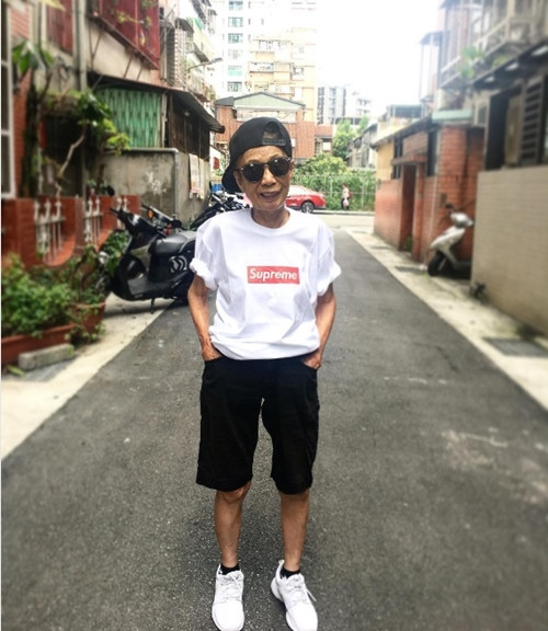 Mũ lưỡi trai, áo thun, giày thể thao sneaker hay quần jeans rách chính là phong thái thời gian thường thấy của cụ bà 88 tuổi này khiến các cô gái 20 tuổi phải chạy dài.