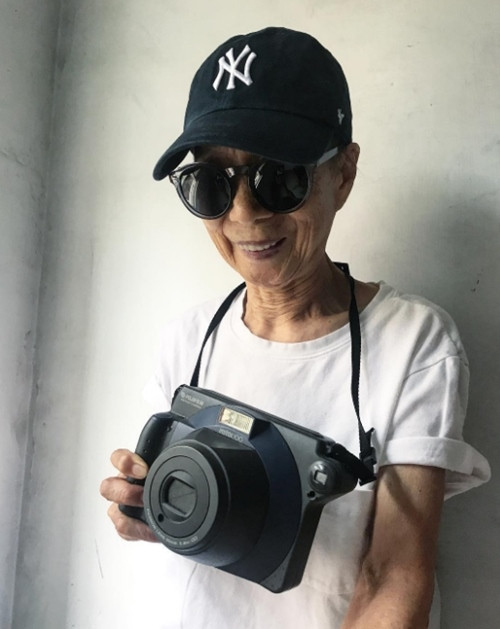 Nhiều dân mạng sau khi chứng kiến style thời trang của cụ bà đã chia sẻ rằng hãy quên hình ảnh bỏm bẻm nhai trầu hay quần áo dài lướt thướt cốt che đi thân hình già nua, tàn tạ thường thấy đi, bởi bạn sẽ thực sự cảm thấy tràn nhựa sống khi chứng kiến phong cách ăn mặc cực trẻ.