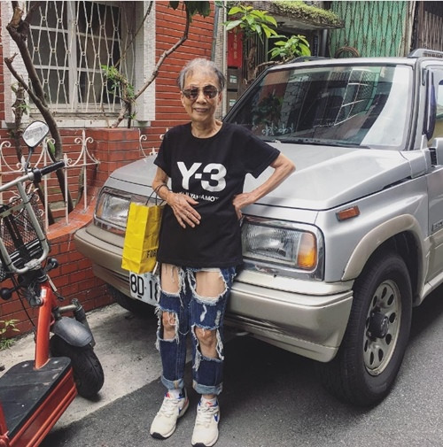 Thời gian qua không thiếu những người lớn tuổi có phong cách ăn mặc trẻ trung đến táo bạo khiến con cháu phải tròn mắt bất ngờ. Mới đây nhất là trường hợp của cụ bà người Đài Loan có nickname Moonlin. Ảnh trong bài: Instagram nhân vật.