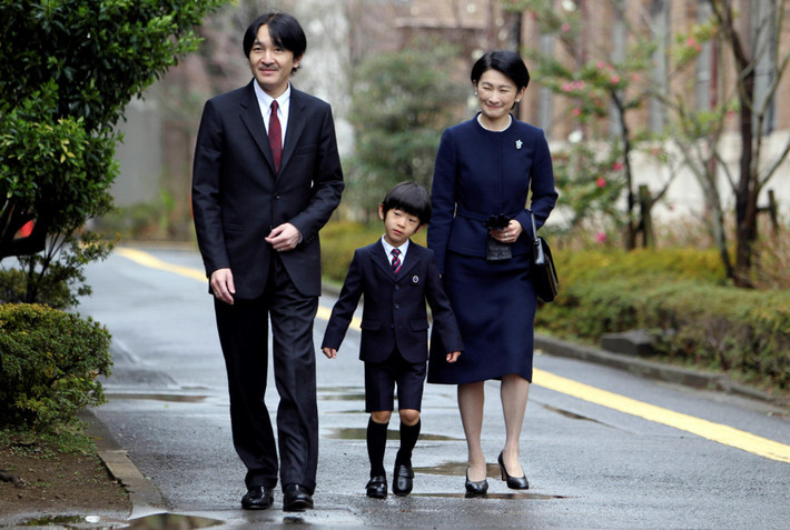 Hisahito hiện đã 10 tuổi, theo học một trường tiểu học tại Tokyo.