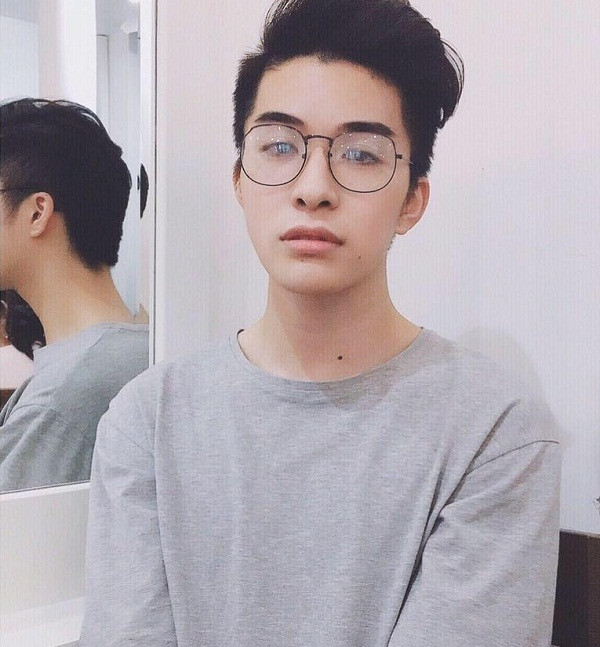 Đọc những dòng bình luận dưới bài viết chia sẻ bức ảnh của chàng trai thu ngân trên, dường như đây là gương mặt khá quen thuộc không ít cô gái từng đi xem phim tại nơi chàng trai này làm việc nhận ra và dành cho những bình luận ưu ái.