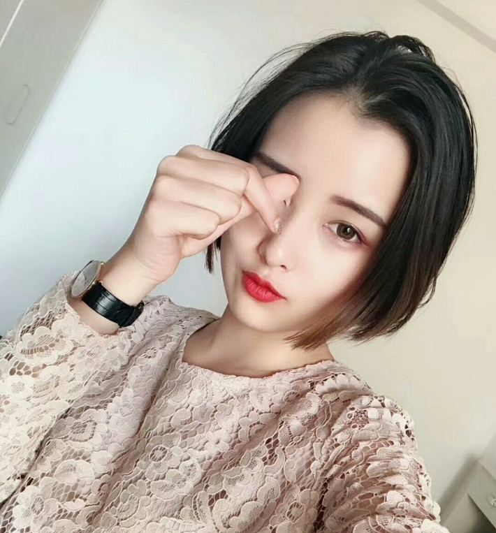 Sau một thời gian tìm kiếm thì những thông tin đầu tiên về Đóa Nhi cũng đã xuất hiện. Được biết nữ nhân viên này sinh năm 1998, đến từ thành phố Tây An, tỉnh Thiểm Tây (Trung Quốc). Hiện Đóa Nhi đang làm việc tại Phủ Điền, Phúc Kiến.