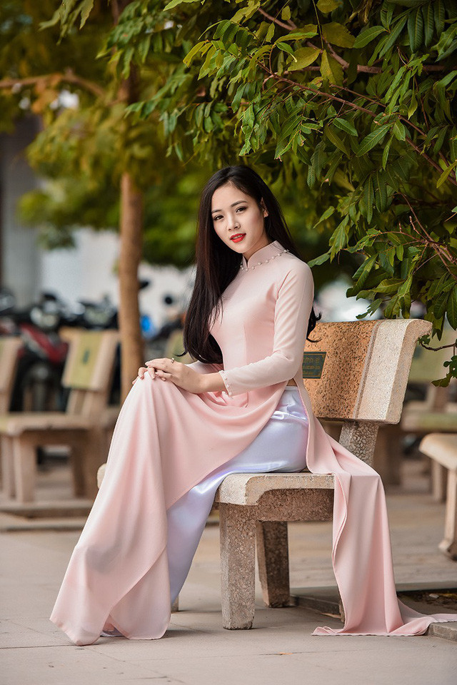 Minh Trang cao 1m62, số đo ba vòng lần lượt là 86-64-88. Với thân hình thon gọn cùng gương mặt ưa nhìn, nữ sinh 9X Nghệ An này dễ dàng chinh phục cộng đồng mạng qua những bức ảnh của mình.
