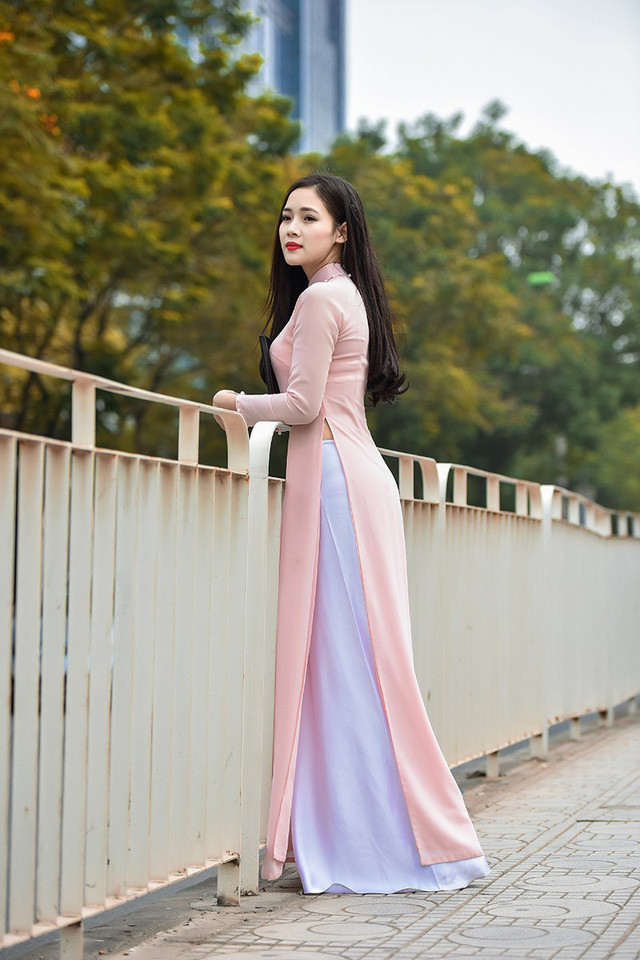 Hoàng Thị Minh Trang (sinh năm 1996), hiện là sinh viên năm cuối ngành Quản trị doanh nghiệp, Đại học Điện lực Hà Nội. Cô bạn 9X này quê ở Nghệ An và có sở thích là hát, du lịch, thể thao và chụp ảnh.