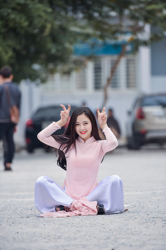 Mới đây, Minh Trang đã thực hiện bộ ảnh kỷ yếu chung cùng với cả lớp. Với bộ ảnh này, nữ sinh Nghệ An này muốn lưu lại những hình ảnh đẹp nhất của quãng thời gian sinh viên.