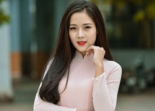 Trước khi được mọi người biết tới rộng rãi, nữ sinh Nghệ An trên từng đoạt Giải Tài năng Hoa khôi sinh viên Hà Nội, Hoa khôi Đại sứ thương hiệu mỹ phẩm và sau này được bình chọn là nữ CĐV xinh đẹp bậc nhất của CLB SLNA tại Hà Nội.
