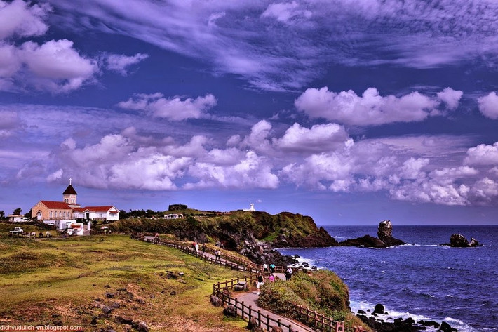 Một trong những điều kì thú riêng ở ở Jeju đó chính là "đá đen". Nếu nhắc đến bãi tắm ở Jeju hình ảnh đầu tiên hiện lên lại không phải là bờ cát trắng. Tất nhiên ở đảo Jeju cũng có những bãi cát trắng và bãi san hô nhưng tại đây hình ảnh dễ dàng bắt gặp hơn lại là cát và những hòn đá màu đen.