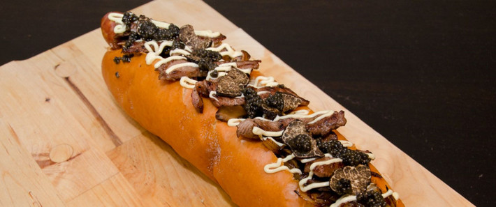 Chiếc bánh hot dog có tên là Juuni Ban của nhà hàng Dog Tokyo, Seattle (Mỹ), được chế biến mang hương vị đặc trưng của Nhật Bản bằng cách nướng một pho mát xúc xích bratwurst xông khói cùng với thịt bò Wagyu, nấm maitake, gan ngỗng, nấm truffles đen, trứng cá muối, và mayonnaise Nhật Bản. Một chiếc bánh có giá lên tới 169 USD và thực khách phải đặt trước ít nhất hai tuần. Ảnh: Tokyo Dog.