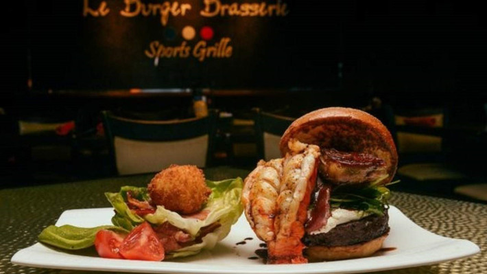 Bánh burger ở nhà hàng Le Burger Brasserie, Las Vegas (Mỹ) có giá lên tới 777 USD, được làm từ thịt bò Kobe cao cấp kết hợp với tôm hùm Maine, giăm bông prosciutto, hành tây xào đường, phô mai hảo hạng từ Pháp và dấm balsamic 100 năm. Ảnh: Jennifer Raskin/Chicagoburgerreview.