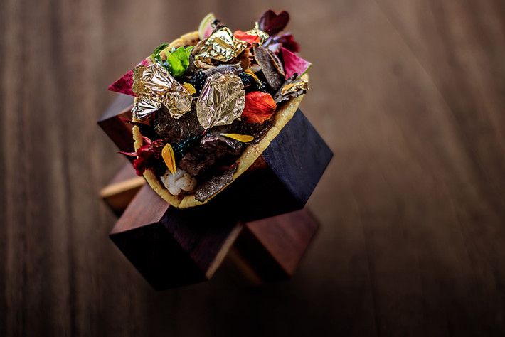 Taco là một món bánh truyền thống của Mexico và bạn có thể tìm thấy món bánh rẻ tiền này ở bất cứ đâu trên đất nước này. Tuy nhiên món bánh taco của nhà hàng Frida thuộc khu nghỉ dưỡng năm sao Grand Velas Los Cabos Resort nằm bên bờ biển Thái Bình Dương lại có giá lên tới 25.000 USD một chiếc. Nguyên liệu của nó gồm có thịt bò Kobe, tôm hùm Langoustine, trứng cá muối Almas beluga (loại đắt nhất thế giới), cà phê chồn, rượu Ley 925 Anejo tequila và vàng lá. Ảnh: Grand Velas Los Cabos.