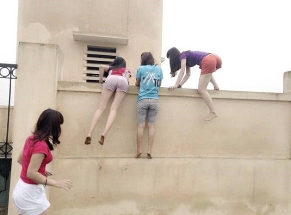Trèo tường, vượt hàng rào cũng là cách mà các nữ sinh áp dụng trong lúc cấp bách khi quên chìa khóa hay bị chủ trọ cho đứng ngoài.