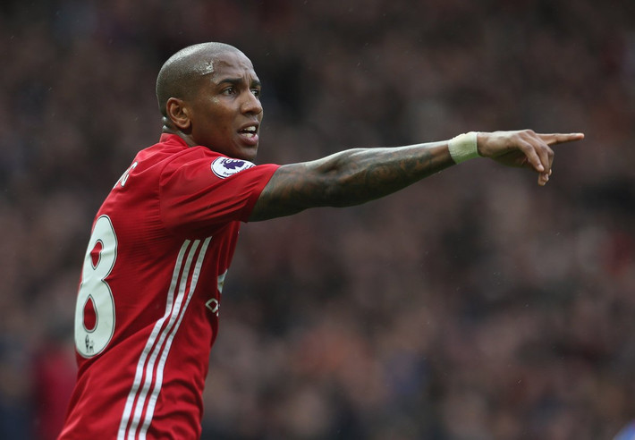 M.U ban thưởng cho Ashley Young: Báo chí Anh tin rằng, Ashley Young sắp sửa gia hạn hợp đồng với Manchester United thêm một năm nữa, cùng mức lương được tăng nhẹ (lên 130.000 bảng tuần, tương đương 6 triệu bảng/năm). Cầu thủ sẽ ở lại CLB đến Hè năm 2019. Ảnh: Mirror