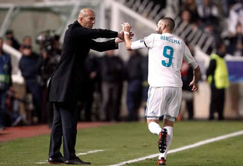 Nổ súng trở lại, Benzema lớn tiếng thách thức dư luận: Sau trận đấu, Benzema cho biết anh sẽ nỗ lực hơn để đáp trả lại những chỉ trích mà mình phải gánh chịu suốt thời gian qua. Chân sút này chia sẻ: "Tôi sẽ chặn đứng những chỉ trích bằng những bàn thắng và kiến tạo. Tôi biết mình có thể làm được điều này và ngày càng làm tốt hơn nữa. Tôi muốn đóng góp nhiều hơn cho đội."