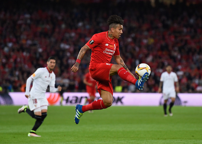Firmino vẫn lập nên kỉ lục: Với bàn thắng mở tỉ số trong trận đấu với Sevilla, tiền đạo Roberto Firmino đã trở thành cầu thù ghi bàn nhanh nhất lịch sử Liverpool ở đấu trường Champions League. Sau 85 giây thi đấu ở Tây Ban Nha, Roberto Firmino đã giúp Liverpool vượt lên dẫn trước với một tình huống dứt điểm cận thành tương đối dễ dàng.