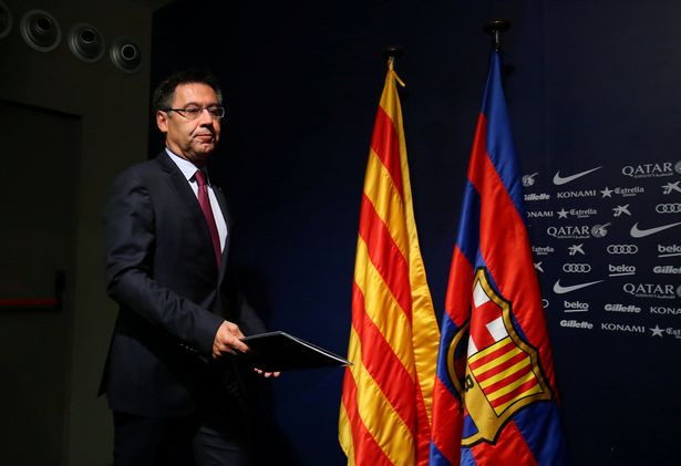 Barcelona nghiêm túc xem xét khả năng thi đấu ở nước ngoài: Đích thân Chủ tịch Josep Bartomeu đã xác nhận, Barca đang xem xét khả năng chuyển sang chơi bóng tại một giải VĐQG khác, nếu xứ Catalan giành độc lập và chính quyền Tây Ban Nha tiếp tục gây khó dễ cho Barcelona.Không nói đâu xa, Messi và đồng đội vừa bị "ép" phải thi đấu với Las Palmas trên sân bóng không có khán giả, nếu không muốn bị xử thua 0-3, trừ 6 điểm và thậm chí là cấm thi đấu đến 6 tháng. Ảnh: Marca