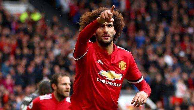 M.U phải tăng lương cho Fellaini nếu muốn gia hạn: Lãnh đạo M.U biết rằng họ phải ký hợp đồng mới để giữ chân Marouane Fellaini, chàng "tóc xù" cho thấy rõ giá trị của mình như thế nào khi Jose Mourinho cần. Bản thân tiền vệ này luôn muốn ở lại Old Trafford, tuy nhiên anh sẽ không dễ dàng chấp nhận mọi điều khoản khi đôi bên đang ở giai đoạn thương thảo gia hạn. Theo The Sun, Fellaini hiểu rõ anh giá trị đến đâu. Ảnh: The Sun