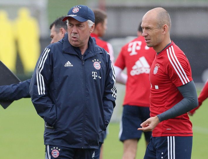 Ancelotti bị phản bội như thế nào? Theo Kicker, Robben là người chống đối Ancelotti mạnh mẽ nhất, khi chỉ trích phương pháp huấn luyện của ông. "Con trai 9 tuổi của tôi còn làm việc với cường độ cao hơn ông ta". Trong khi đó, cũng theo tiết lộ của Kicker, mỗi lần bị HLV Ancelotti thay khỏi sân, Ribery liên tục gọi điện cho Chủ tịch Uli Hoeness để phàn nàn.
