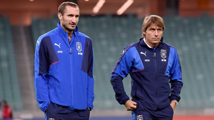 Chelsea chờ ký Chiellini: Chelsea và HLV Antonio Conte đang có kế hoạch lấy Chiellini vào mùa Hè năm sau, sau khi cầu thủ này hết hạn hợp đồng với Juventus. Mặc dù vừa lấy Rudiger từ Roma, Conte vẫn luôn muốn tái ngộ Chiellini tại Chelsea. Đã 33 tuổi, nhưng Chiellini vẫn được đánh giá có thể chơi bóng đỉnh cao thêm vài năm nữa. Ảnh: Calcio