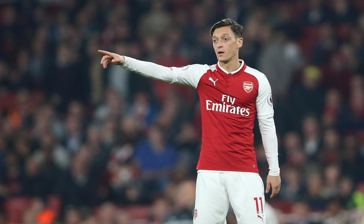 Ozil gật đầu về M.U: Theo thông tin chuyển nhượng bóng đá mới nhất từ tờ Independent, HLV Mourinho rất tự tin vào khả năng thuyết phục Ozil đầu quân cho Quỷ đỏ hè tới, khi anh trở thành cầu thủ tự do. Các cuộc đàm phán gia hạn giữa ngôi sao người Đức và Arsenal đã bị đình lại vì rắc rối liên quan đến vấn đề lương bổng. Bản thân Ozil cũng không còn mặn mà ở lại sân Emirates vì liên tục rơi vào cảnh "đói" danh hiệu. Ảnh: Independent
