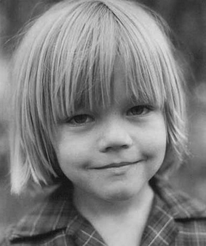 Leonardo DiCaprio lại khác, với mái tóc dài thẳng và mượt, trông anh chẳng khác nào một bé gái dễ thương, xinh đẹp.