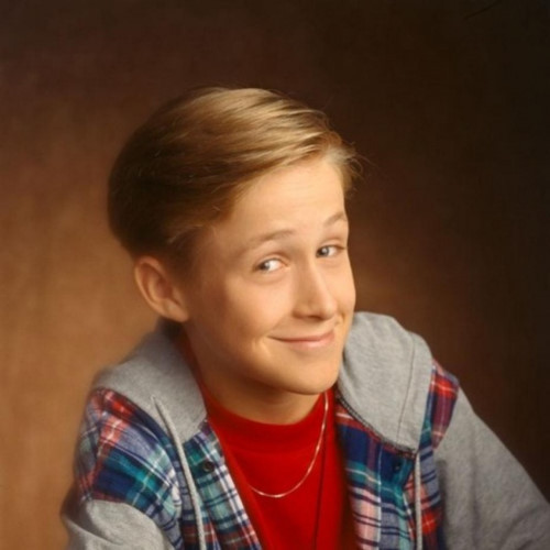Ryan Gosling thời niên thiếu và bây giờ vẫn giữ được những nét đẹp và hài hước trên gương mặt, chỉ ngoại trừ vấn đề tuổi tác.