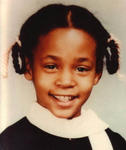 Tóc tết hai bên cùng nụ cười rạng rỡ của ngôi sao Hollywood Whitney Houston thời nhỏ trông thật dễ thương.