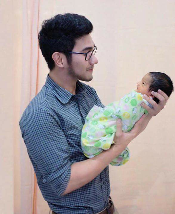 So sánh hình ảnh của người cha Anton Tanjung và đứa con trai mới sinh, nhiều dân mạng còn bình luận rằng "có sự giống nhau không thể chối cãi được giữa người cha Anton và con trai. Từ khuôn mặt, đôi hàng lông mày cho tới khuôn miệng. Tất cả như cùng 1 khuôn đúc ra".