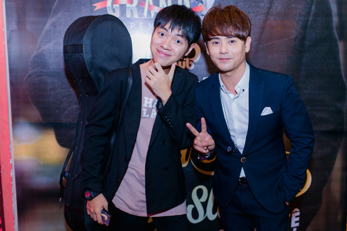 Cao Bá Hưng, quán quân Sing my song đến chúc mừng đàn anh thân thiết. Trong cuộc thi, chàng trai 16 tuổi là học trò Đức Trí, còn Ưng Đại Vệ là thành viên team Nguyễn Hải Phong.