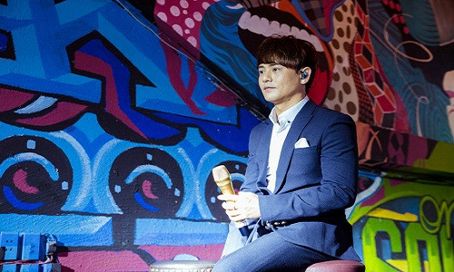 Nam ca sĩ cho biết sau Sing my song, anh đã đi hát và cố gắng để dành tiền thực hiện sản phẩm này. Trong quá trình ấy, Ưng Đại Vệ đã đánh mất tình bạn 10 năm với một người quản lý cũ. Cú sốc này khiến anh suy sụp tinh thần đến mức dự định hủy bỏ dự án mà mình đặt nhiều tâm huyết. Tuy nhiên, lúc khó khăn nhất anh lại được vợ cũ khuyên nhủ, cổ vũ tinh thần để tiếp tục “đi cày”. Ưng Đại Vệ nói tuy đã chia tay nhưng anh và vợ cũ vẫn giữ mối quan hệ bạn bè.