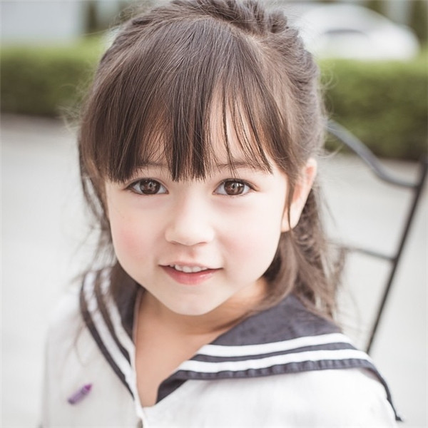 Jenna Jirada Moran sinh năm 2009, cô bé có bố là người Thái và mẹ là người Mỹ và cũng chính nhờ lai giữa 2 dòng máu, cô bé này sở hữu nét đẹp giao thoa.
