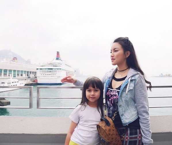 Ngắm nhìn những bức ảnh trên trang cá nhân của Jenna, rất vui vẻ khi cô bé luôn luôn đáng yêu trong mọi khoảnh khắc.