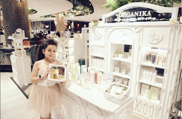 Sau một thời gian rất ít thấy xuất hiện trên báo chí, Jenna bất ngờ trở lại bằng những hình ảnh khá đẹp trên trang cá nhân Instagram và khiến nhiều người đã khá bất ngờ. Vì không chỉ xinh hơn trước mà giờ đây cô người mẫu nhí ngày nào giờ đã trưởng thành hơn cùng với một chút nét dịu dàng, nữ tính.