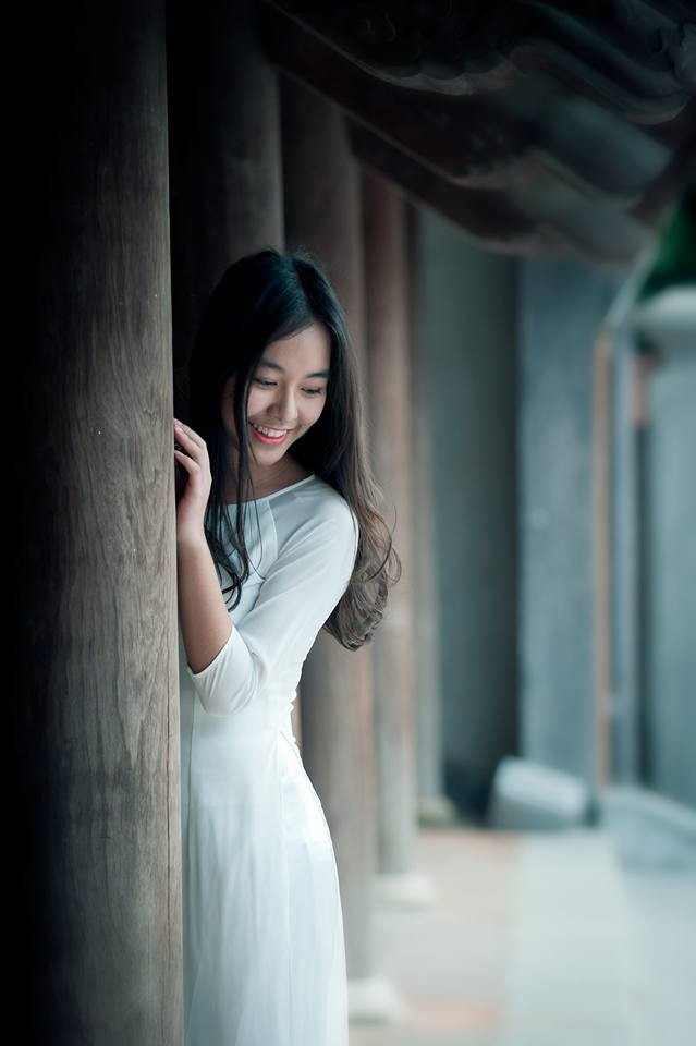 Ngoài ra, cũng giống những anh chị 8X, Linh Chi còn dán ảnh của Mỹ Tâm cắt từ báo, tạp chí quanh phòng. Vì vậy, việc được đóng MV cùng thần tượng giống như giấc mơ trở thành hiện thực đối với cô nữ sinh xinh đẹp.