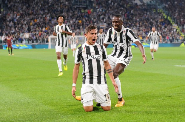 Barca và M.U tranh Dybala: BLĐ Juventus gần đây xác nhận, Dybala thuộc sở hữu của họ và trong hợp đồng của ngôi sao người Argentina không kèm theo điều khoản giải phóng. Barcelona theo đuổi Dybala từ lâu và muốn chiêu mộ anh vào hè năm tới. Tuy nhiên, GĐĐH MU - Ed Woodward cũng tuyên bố, nếu tiền đạo 23 tuổi này rời Juventus, Mourinho muốn đưa anh về "nhà hát của những giấc mơ". Ảnh: Daily Star