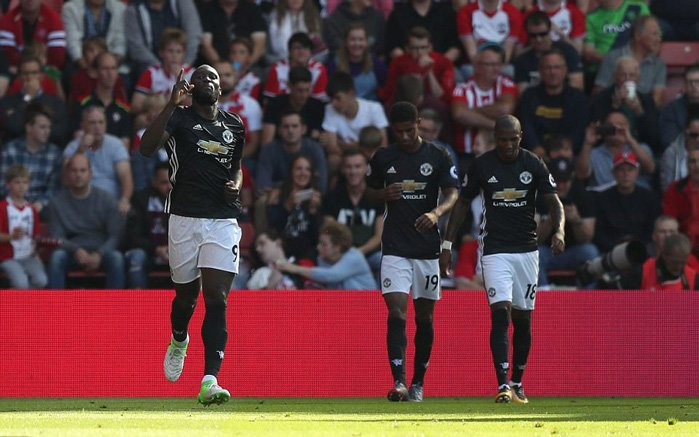 Lukaku quyết tâm giành Vua phá lưới: Chân sút người Bỉ sẽ được thưởng khoản tiền lên đến 6 con số nếu đoạt danh hiệu Vua phá lưới Ngoại hạng Anh mùa giải này. Sau khi ký hợp đồng với MU trong kỳ chuyển nhượng mùa hè, đại diện Lukaku cũng cài điều khoản thưởng thêm cho anh nếu ẵm danh hiệu cá nhân cao quý. Ảnh: Sunday