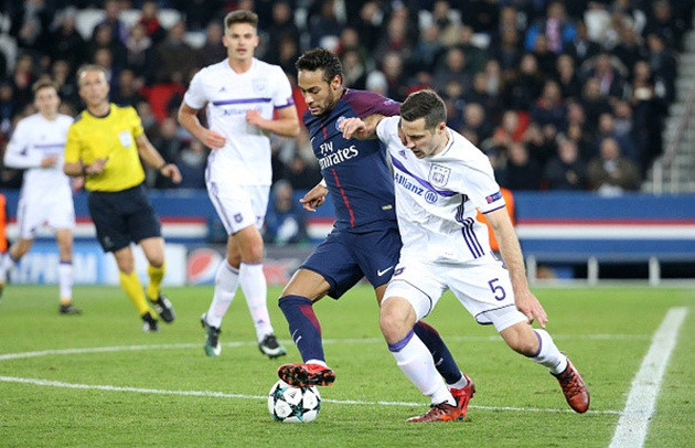 Real Madrid phải mất nửa tỷ euro để có Neymar: Tờ Marca loan tin Real Madrid sẽ bạo chi 200 triệu euro để đưa về sân Bernabeu một siêu sao trong năm tới. Neymar nằm trong số những mục tiêu của đội bóng Hoàng gia. Nhưng với 200 triệu euro thật sự không đủ giúp "Kền kền trắng" mơ về tiền đạo từng chơi cho Santos và Barca. Ảnh: Marca