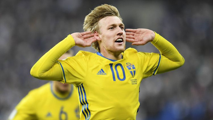 Mourinho xem giò sao Thuỵ Điển: Theo Daily Mail, HLV Jose Mourinho rất ấn tượng với những gì Emil Forsberg thể hiện trước Italia và sẽ nỗ lực đưa tiền vệ này về Man Utd. Emil Forsberg năm nay 26 tuổi, được xem là Vua kiến tạo tại Bundesliga. Anh góp công lớn giúp RB Leipzig giành quyền dự Champions League mùa 2017/18. Mùa này, Forsberg ra sân 14 trận, ghi được 3 bàn thắng, cung cấp 2 đường kiến tạo. Ảnh: Daily Mail