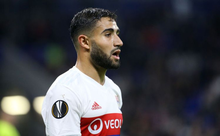 Arsenal chi khủng có sao Lyon: Theo tin chuyển nhượng bóng đá mới nhất từ Daily Star, Arsenal đã chuẩn bị số tiền 60 triệu bảng để chiêu mộ ngôi sao Lyon, Nabil Fekir ngay trong kì chuyển nhượng mùa Đông tới. Fekir đang có màn trình diễn vô cùng ấn tượng tại Lyon khi ghi đến 12 bàn thắng sau 18 trận đấu. Barca cũng tỏ rõ sự hứng thú của mình với cầu thủ 24 tuổi người Pháp, nhưng khi chịu chi 60 triệu bảng, Arsenal hoàn toàn có thể giành phần thắng trong cuộc đua này. Ảnh: Daily Star