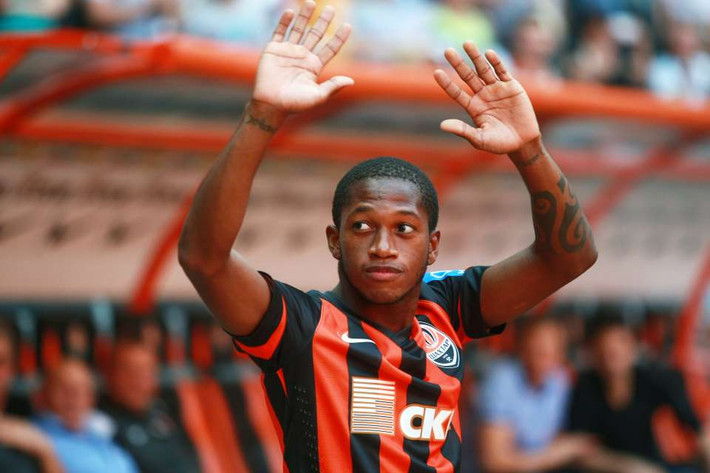 M.U nhắm sao lạ Brazil: Theo The Sunday Mirror, M.U đang nhắm tiền vệ Fred của Shakhtar Donetsk. Fred có tên đầy đủ là Frederico Rodrigues Santos. Anh sinh năm 1993, thuận chân trái, thi đấu ở vị trí tiền vệ trung tâm tại Shakhtar Donetsk. Fred có phong cách thi đấu mạnh mẽ, khả năng sút xa, rê bóng hay chuyền bóng đều được đánh giá cao. Ảnh: Sunday Mirror