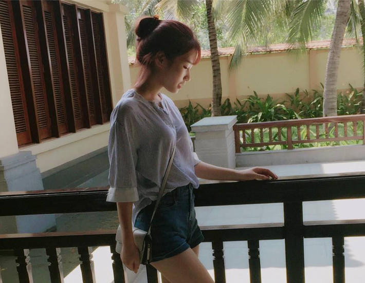 Được biết, đây không phải lần đầu tiên hình ảnh của Thảo được các diễn đàn đăng tải. Đầu năm nay, 9X cũng từng gây chú ý tương tự khi được nhiều sinh viên trong trường biết tới qua những hình ảnh trên trang NEU Confession.