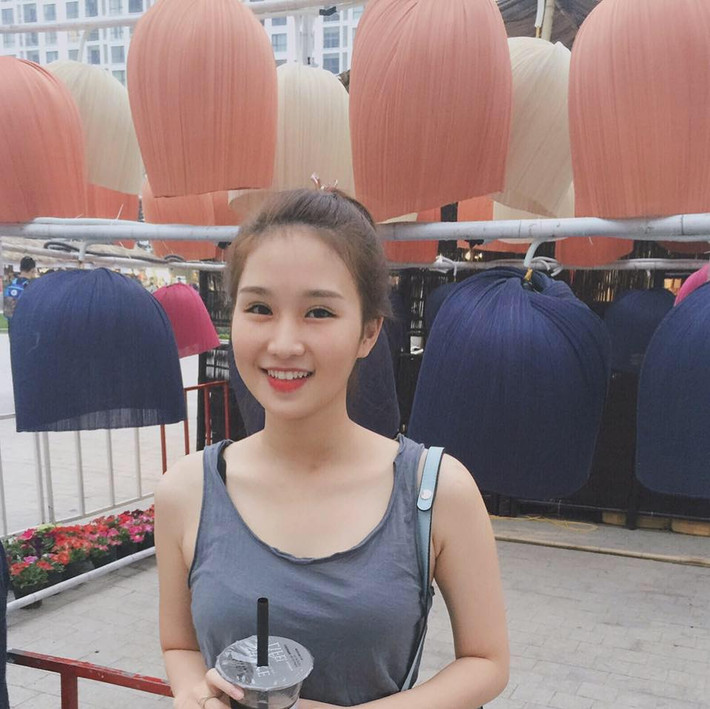 Ngay sau đó, danh tính của nữ sinh thể dục xinh đẹp đã được tìm ra đó là Lê Nhật Thảo, 21 tuổi, quê Thái Nguyên. Cô là sinh viên năm cuối khoa Tài chính – Ngân hàng, ĐH Kinh tế Quốc dân, Hà Nội.