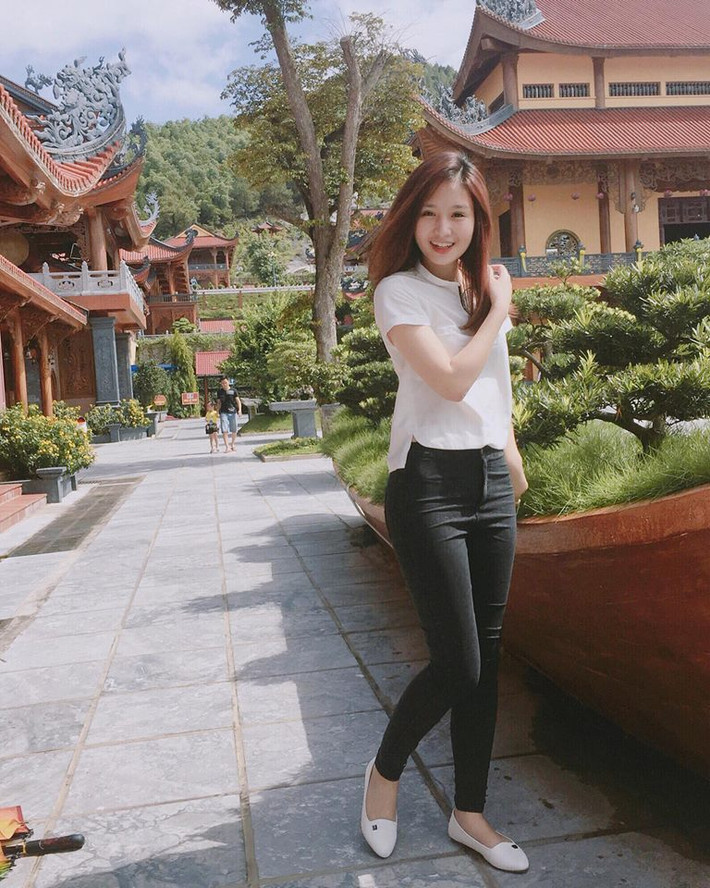 Sở hữu gương mặt bầu bĩnh dễ thương cùng các đường nét thanh tú, Nhật Thảo đã thành công trong việc "đánh nhanh, diệt gọn" trái tim của các chàng trai đa tình lang thang trên mạng xã hội.