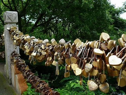 Tại châu Á, nhiều người nhắc đến cây cầu tình yêu ở Hồ Nam - Trung Quốc như Pont des Arts thứ hai. Cây cầu tình yêu này nằm gần khu bảo tồn thiên nhiên nổi tiếng Trương Gia Giới của tỉnh Hồ Nam. Ảnh: Shanghai.com