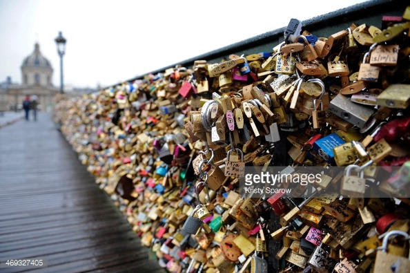 Đặc biệt trong ngày Valentine hàng năm, cây cầu Pont des Arts lại được rất nhiều các cặp đôi đang yêu nhau tới đây. Họ muốn tình yêu của mình thêm bền chặt giống như những ổ khóa trên. Tuy nhiên, lo lắng sức nặng của hàng vạn chiếc ổ khóa làm ảnh hưởng đến sự an toàn của cây cầu nên chính quyền Pháp đã hạn chế việc móc thêm khóa lên thành cầu tình yêu này. Ảnh: Getty Images.