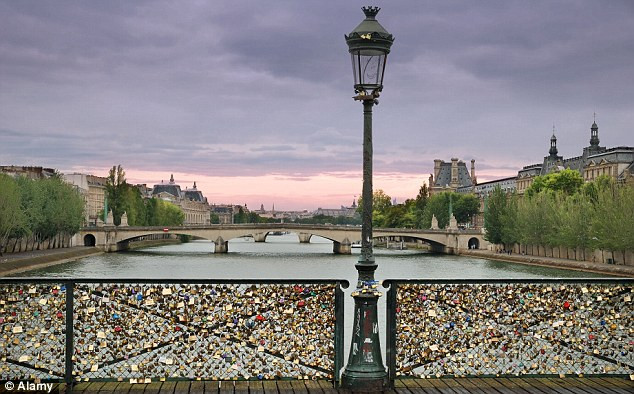 Tại thủ đô Paris (Pháp) có trên dưới 40 cây cầu bắc qua dòng sông Sein thơ mộng, mỗi cây cầu đều là những tuyệt tác của kiến trúc. Nhưng cây cầu Pont des Arts lại được nhiều người chú ý tới nhất bởi những chiếc ổ khóa tình yêu hết sức đặc biệt được các cặp đôi gắn tại đây. Ảnh: Alamy.