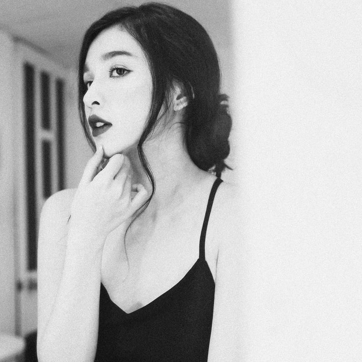 Hot girl 9X phố Núi sở hữu vẻ đẹp dịu dàng, nữ tính, và có một chút gì đó bí ẩn khiến người đối diện khó thể rời mắt.