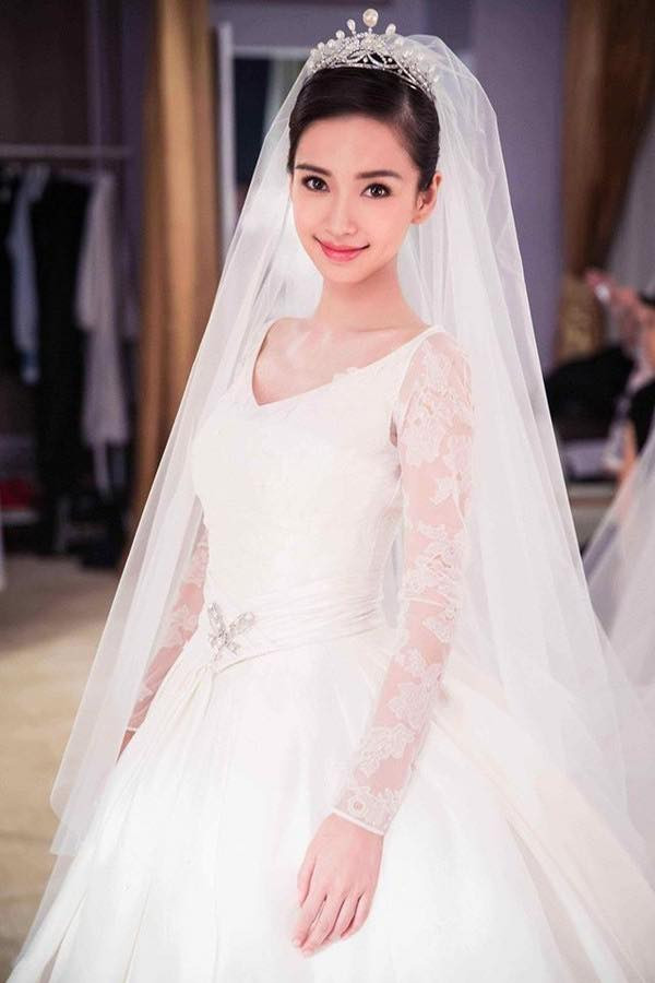 Nhìn vào dung mạo mang nhiều nét lai của Diễm Quỳnh, nhiều dân mạng đã nhận xét rằng cô nàng có những nét cực giống với một ngôi sao Hoa ngữ đình đám là Angela Baby.